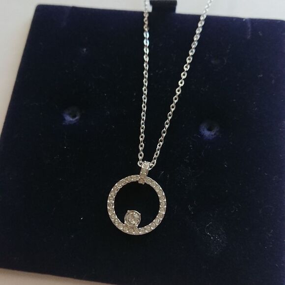 SWAROVSKI sparkly Circle Pendant necklace - Picture 1 of 7